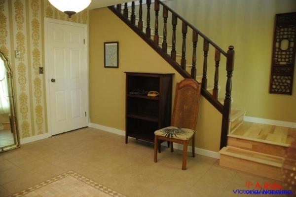 3994 upstairs entrance.jpg