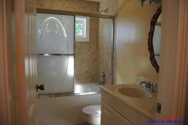 3994 upstairs bathroom 1.jpg